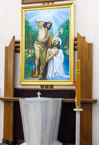 Chrzcielnica w kościele w Puchałach z obrazem Chrztu Pana Jezusa
