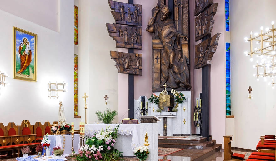 Prezbiterium z ołtarzem