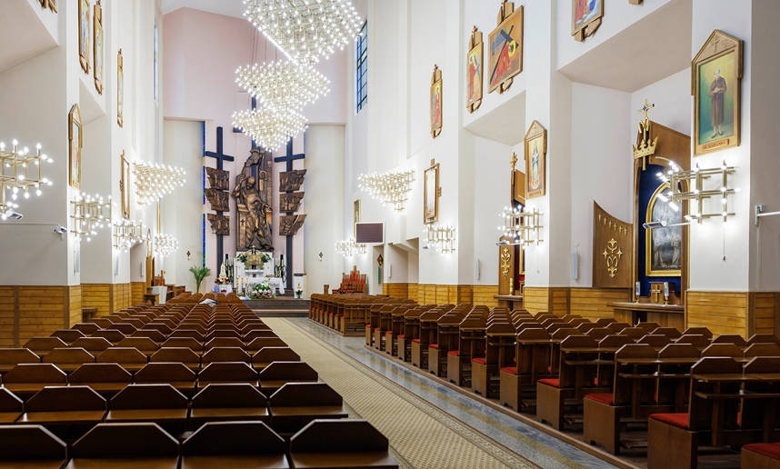 Wnętrze kościoła - widok na ołtarz główny