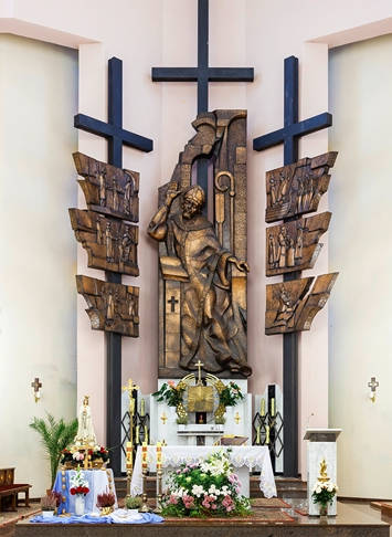 Ołtarz główny z figurą św. Wojciecha